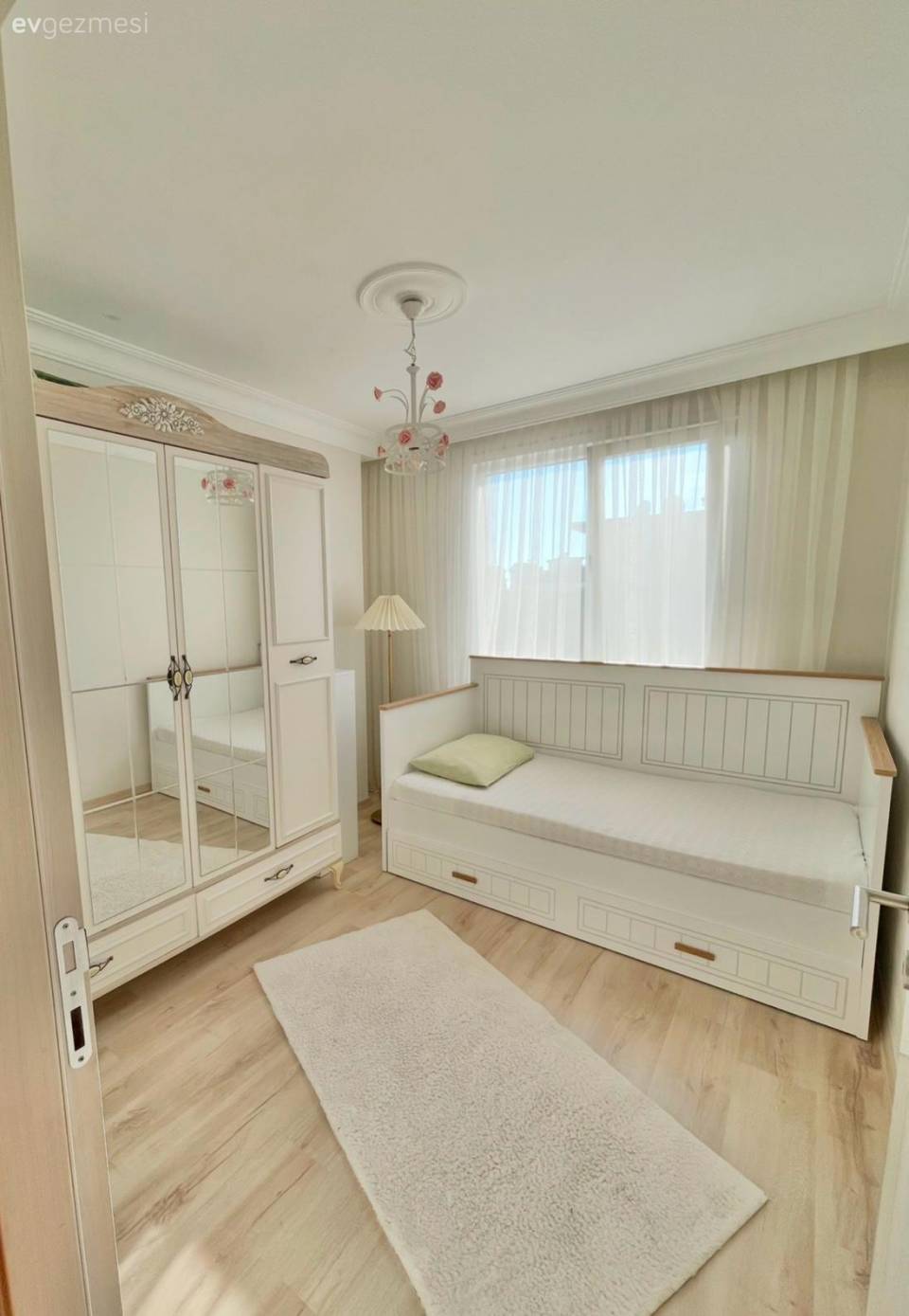 Modern Ruhlu Bu Evde Açık Renkler Birbirinden Kopmamış