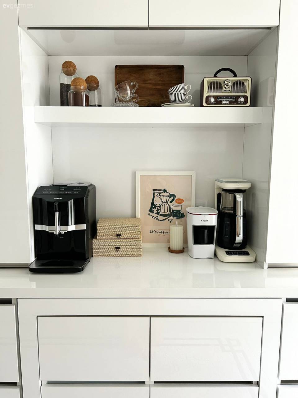 Beyaz ve Siyahı Baş Tacı Eden Bu Ev Zamansız Bir Görünüm Sunuyor!