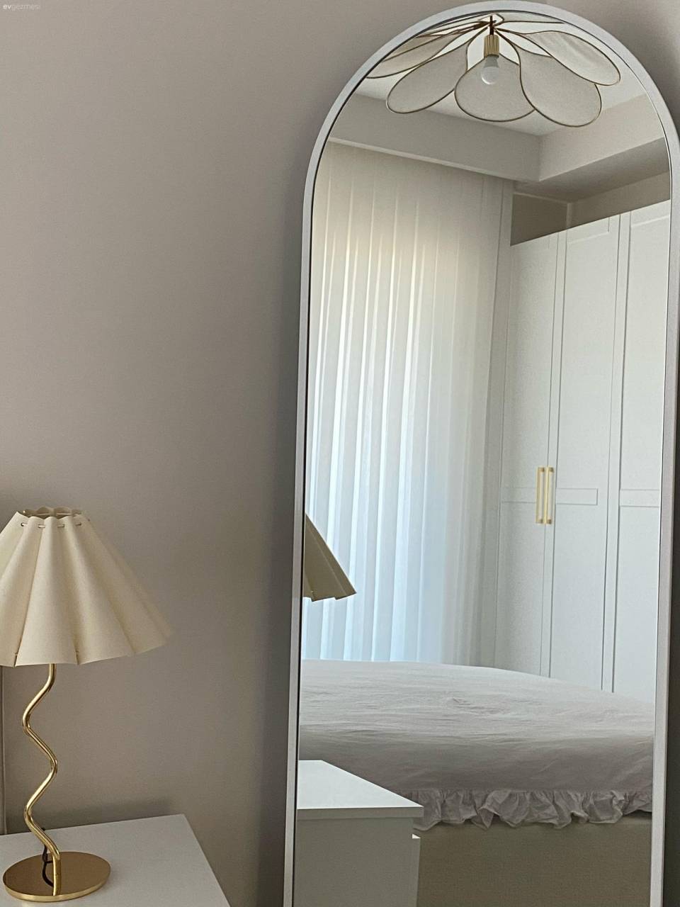 Beyaza Tutkun Bu Evde Formlar ve Dokularla Sıcaklık Sağlanmış