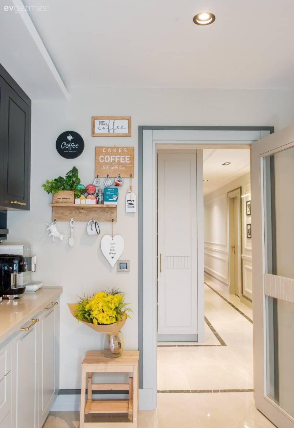 Bu İstanbul Evinde Aynalar ve Aydınlatmalar Ayrı Bir Önem Taşımış