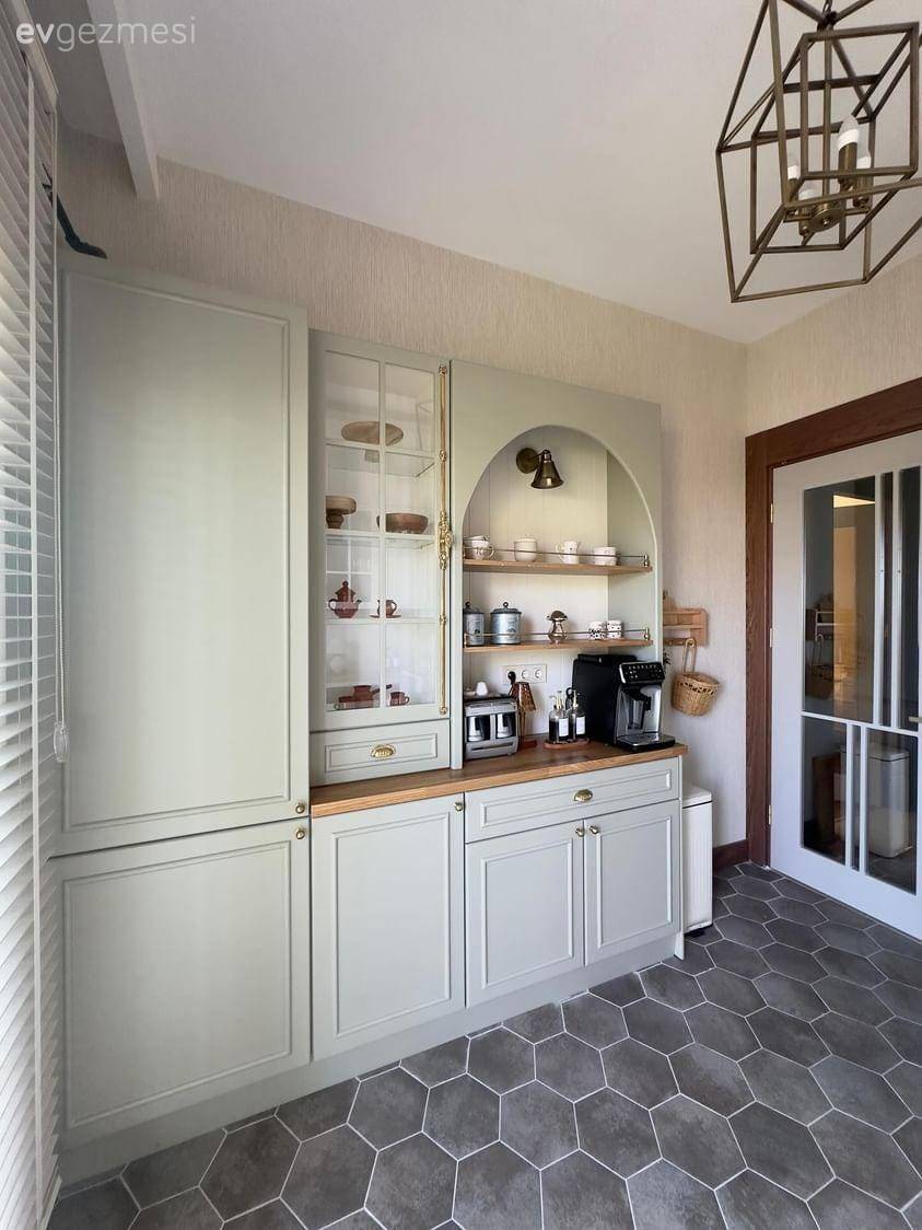 Seramiklerinden Kahve Köşesine Birçok Noktada Sürprizleri Olan Bir Mutfak!
