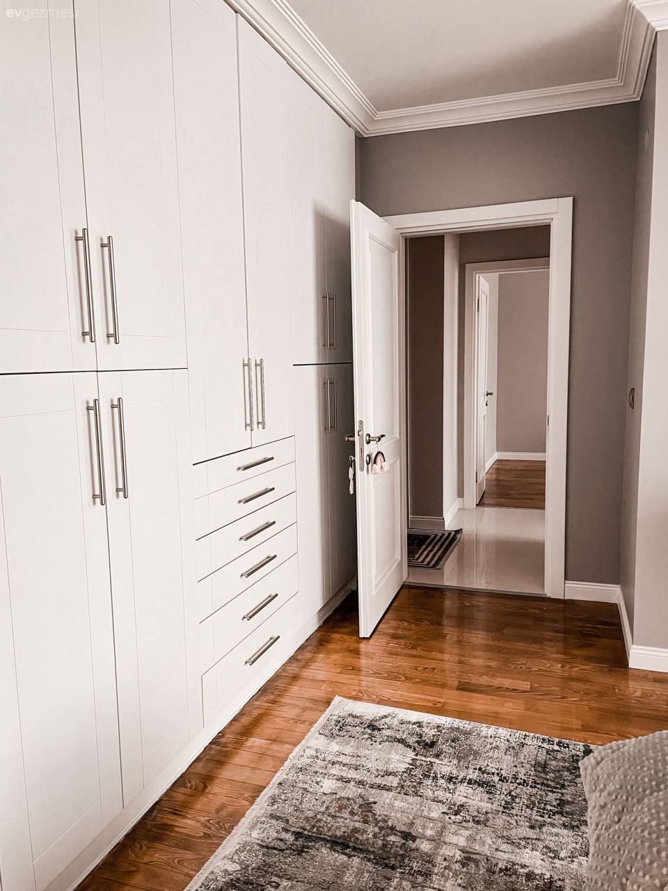 Bu Uyumlu Evde Duvarların Boş Durmasına Göz Yumulmamış