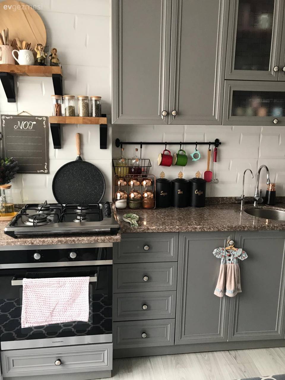 Hastane Odası Gibi Dekorlara İnat Bir İstanbul Evi!