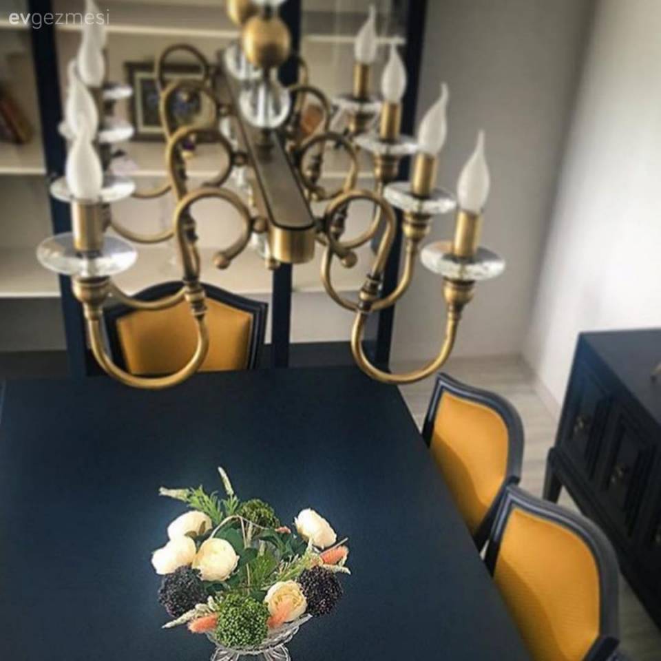 Bu Evin Her Odasında En Az Bir Tane Baskın Renk Var!