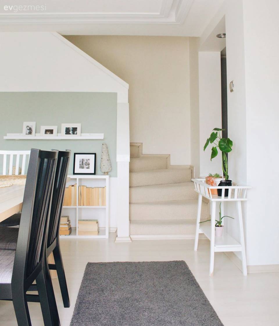 Nil Yeşili ve Beyaz Uyumu: Serin Esintiler Hissettiren Bir Dekor