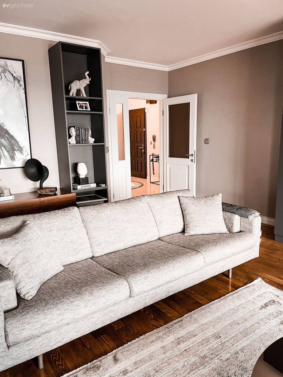 Bu Uyumlu Evde Duvarların Boş Durmasına Göz Yumulmamış