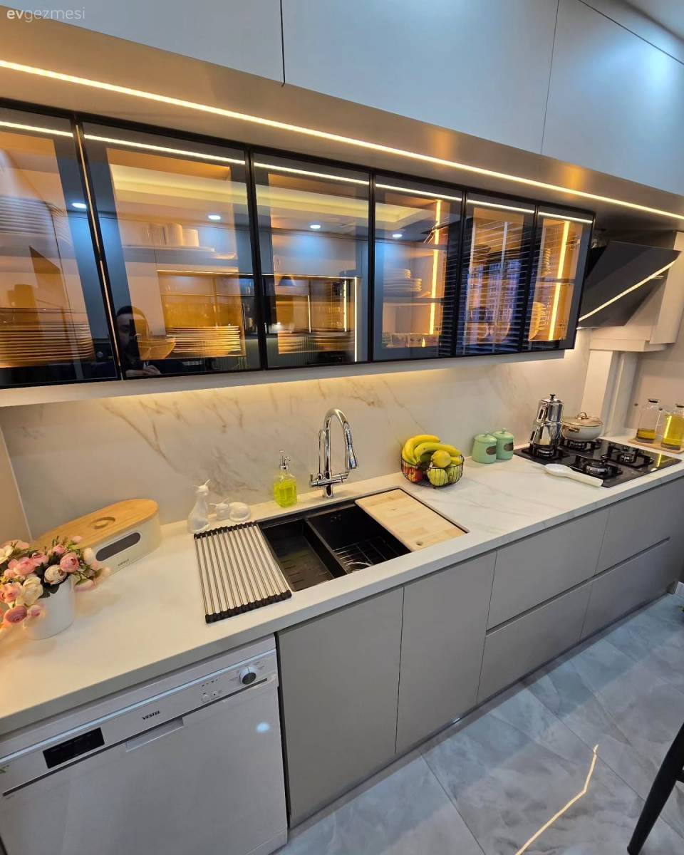 Koridor Tipi Bu Modern Mutfağın Cazibe Noktası Cam Kapaklar