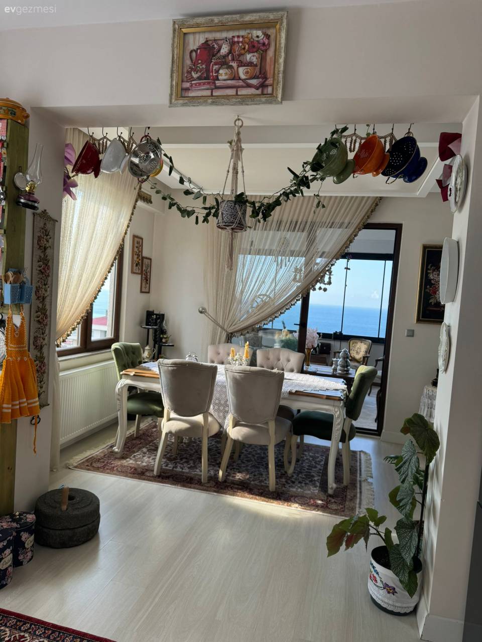 Halıdan Perdeye Her Detayıyla Geçmişe Yolculuk Yapan Bir Trabzon Evi!