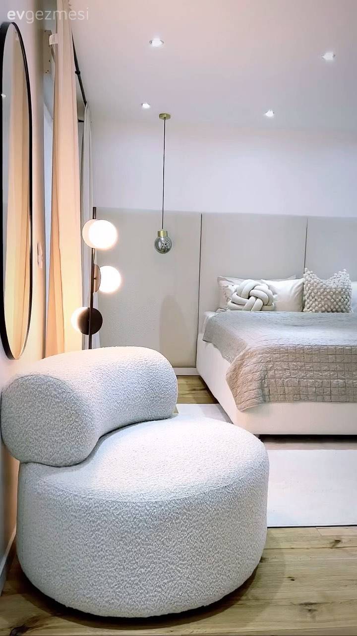 Beyaz ve Siyahı Seven Bu Evde Keskin Hatlara da Yer Var Kıvrımlara da!