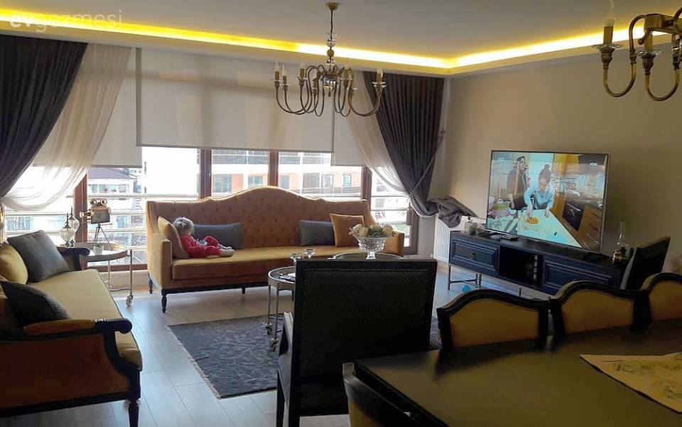 Bu Evin Her Odasında En Az Bir Tane Baskın Renk Var!