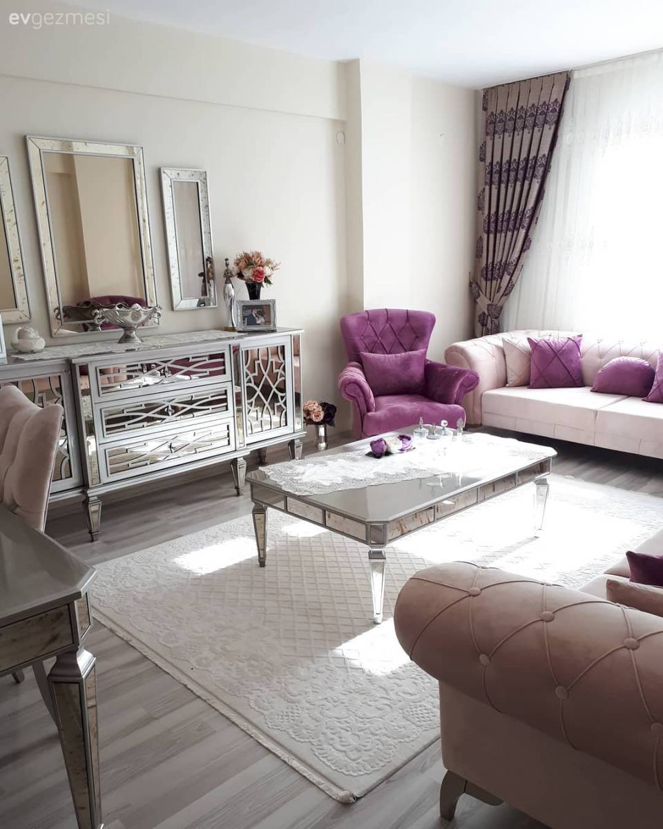 Ev Gezmesi: Aynalarla Işıldayan Romantik Bir Salon