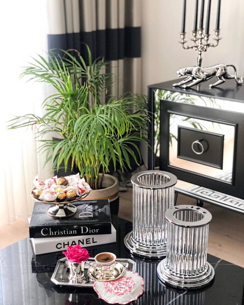 Bu Evde Metalik Işıltılar İddialı Renklerle Buluşmuş!