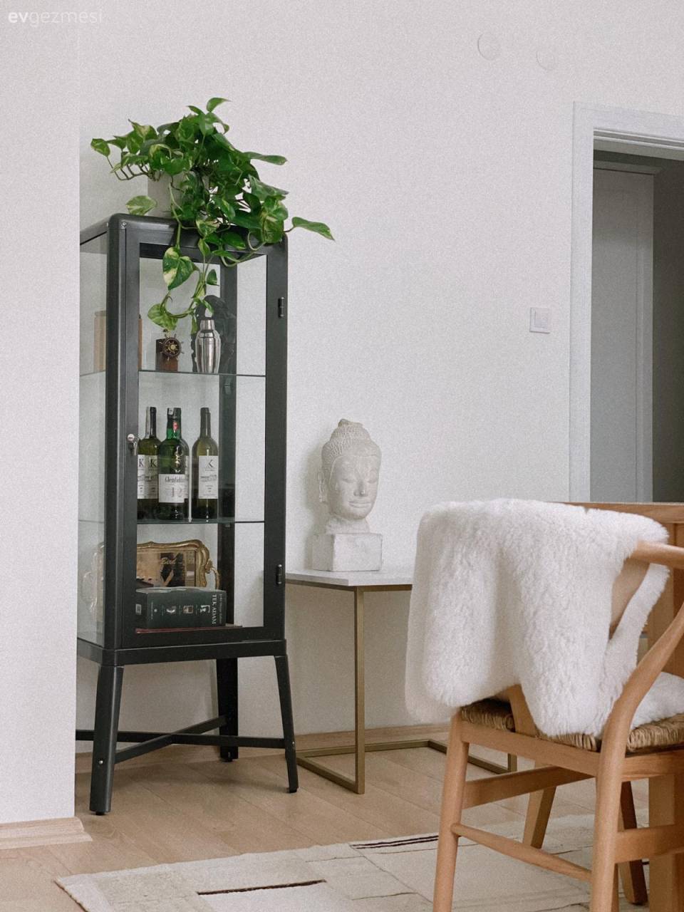 Sade Görünen Bu İzmir Evinde Sürpriz Çıkışlar Var