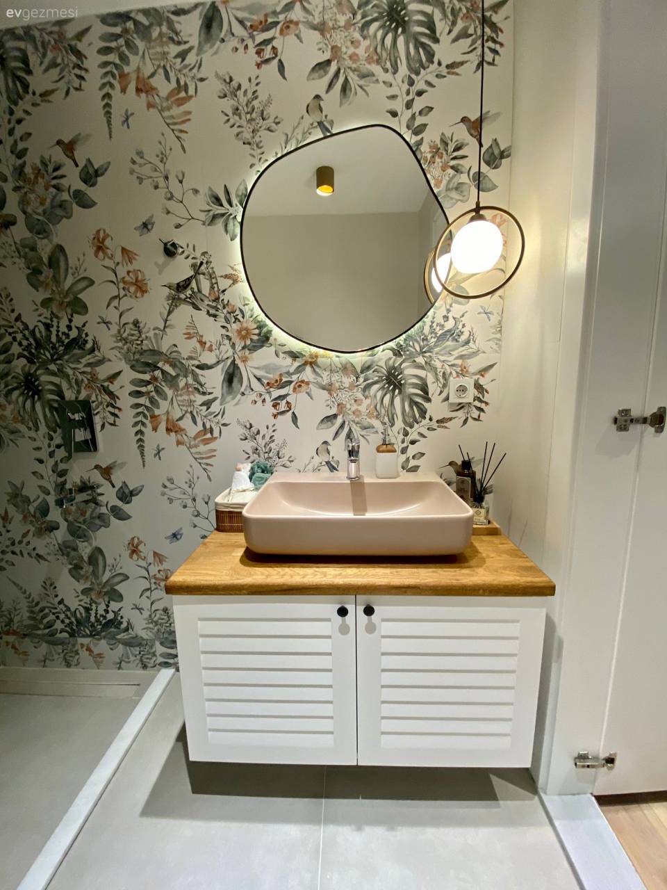 Banyo Dolabı Modelleri: Farklı Çeşitler ve Popüler Tasarımlar