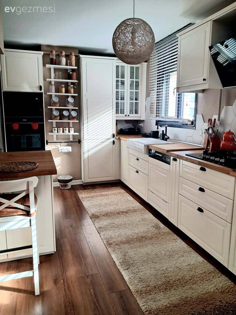 Petek Seramiklerle Tezgah Arası Şenlenen Bir İstanbul Mutfağı!