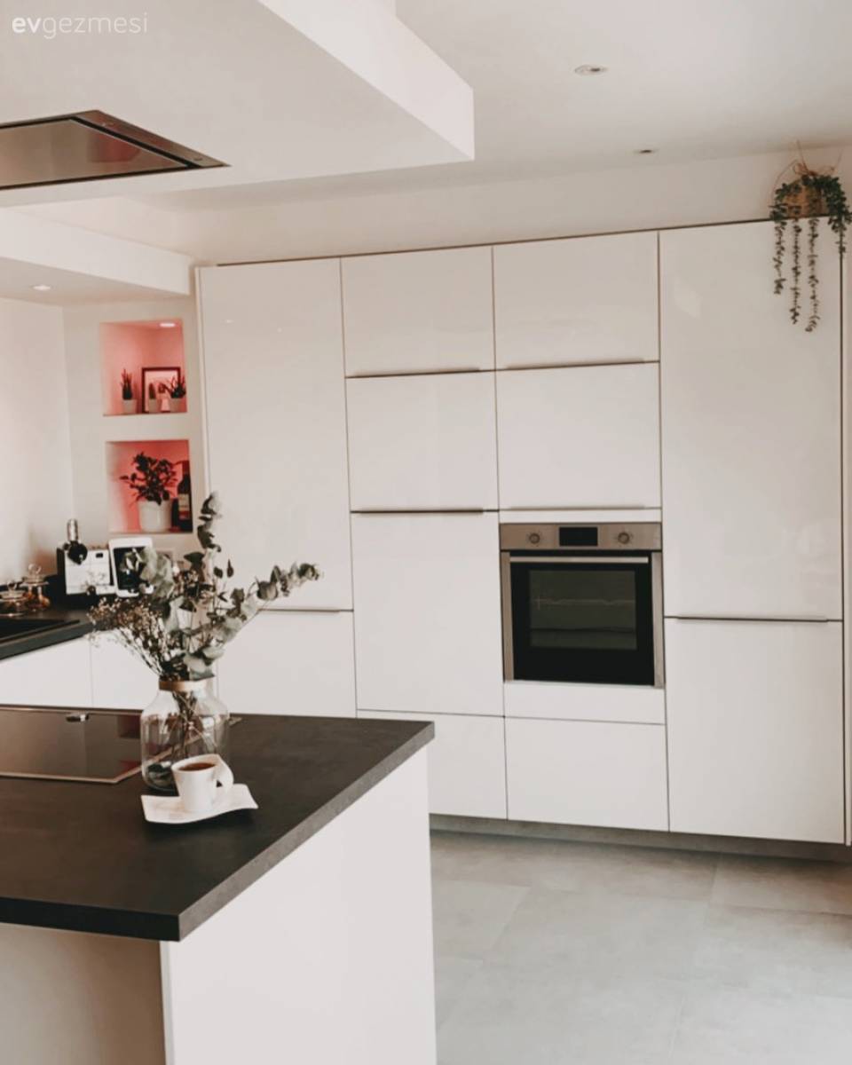 Bu Minimalist Evde Ortama Sıcaklık Katan Detaylar da Unutulmamış!