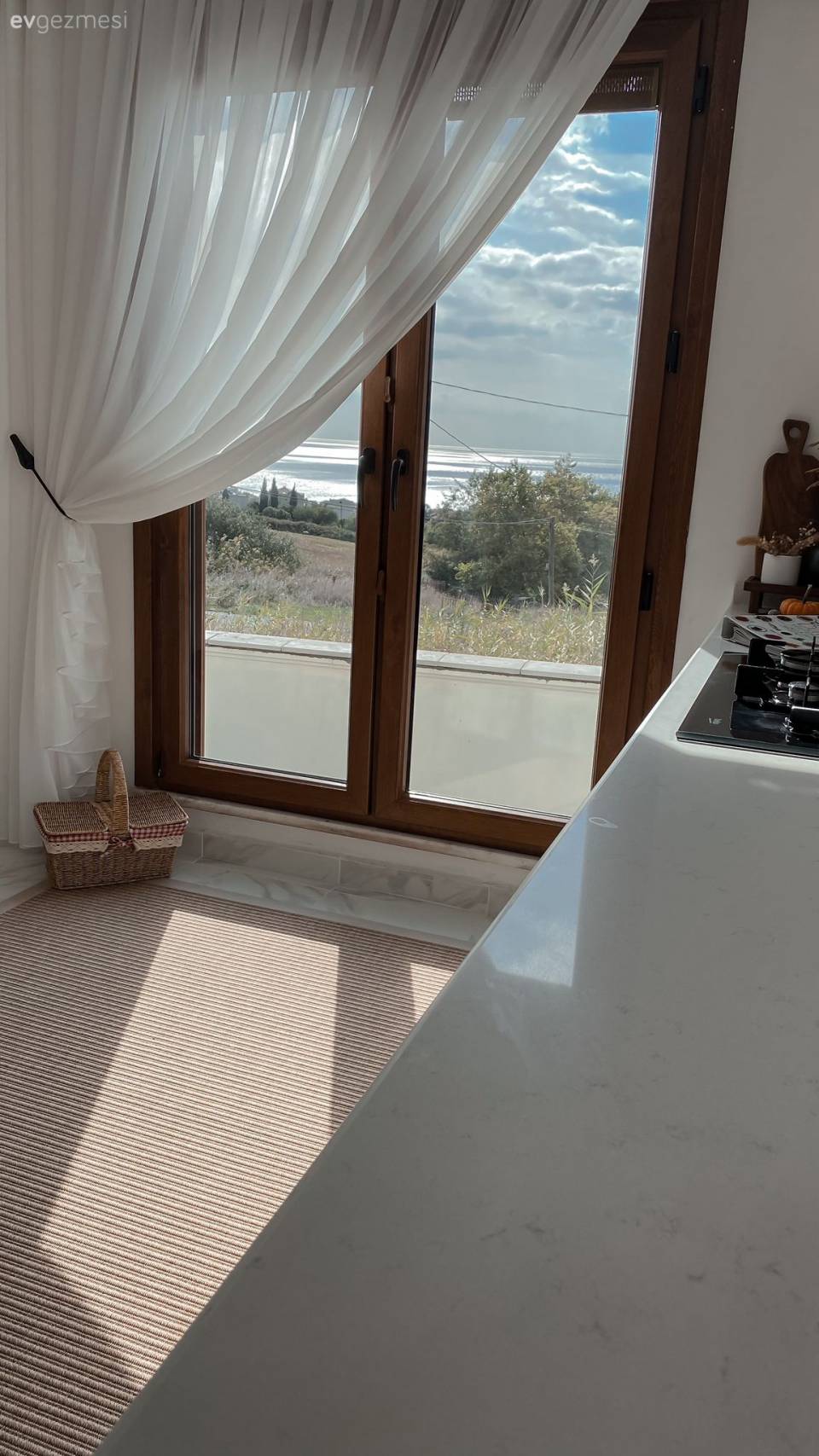 Bu Mutfakta Shaker Kapaklar ve Metro Seramik Samimi Tavrın Kaynağı!