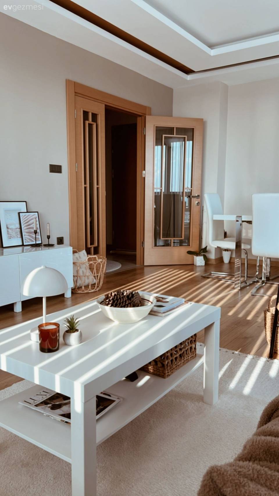Dikey Jaluzilerle Gün Işığını Selamlayan İstanbul Evi