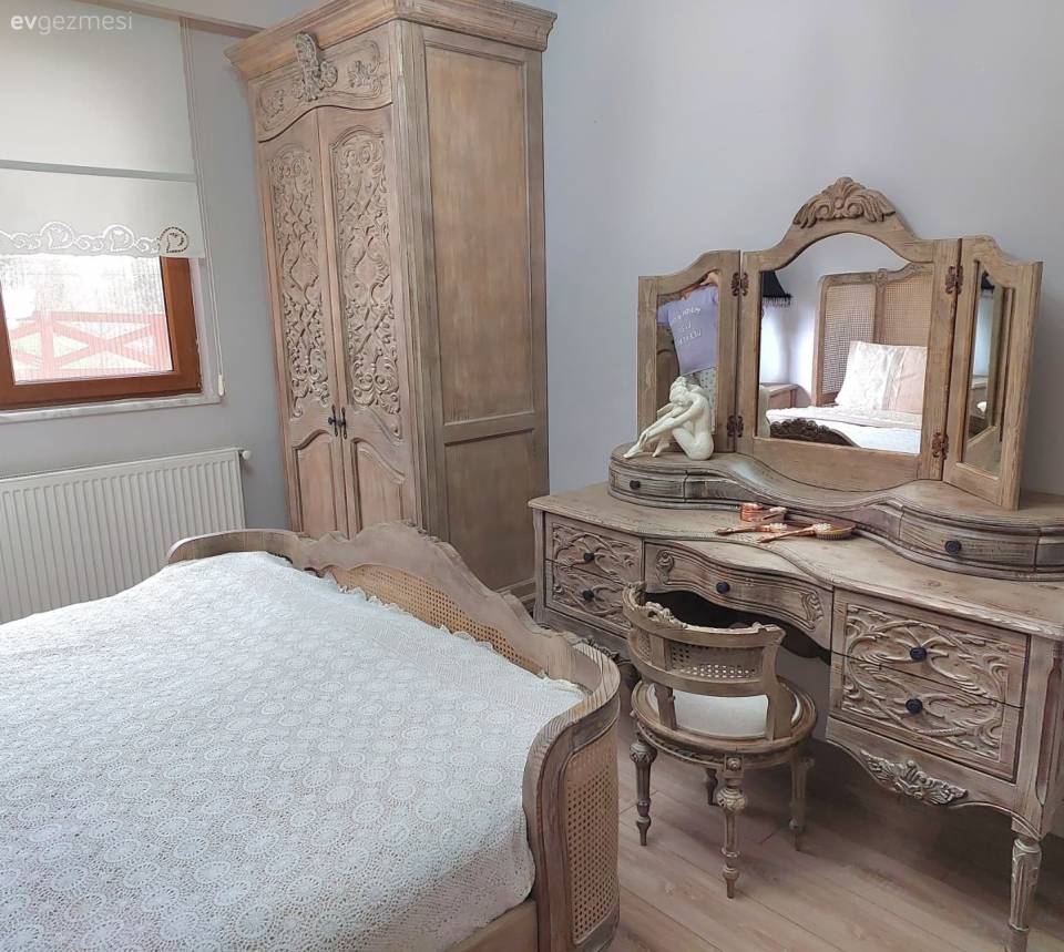 Bu Yatak Odasında Oymalı Ahşaplar Nakış Gibi İşlenmiş