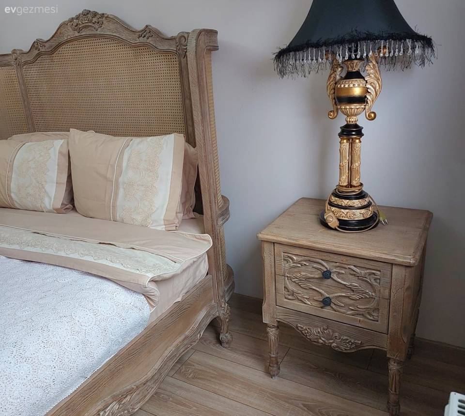 Bu Yatak Odasında Oymalı Ahşaplar Nakış Gibi İşlenmiş
