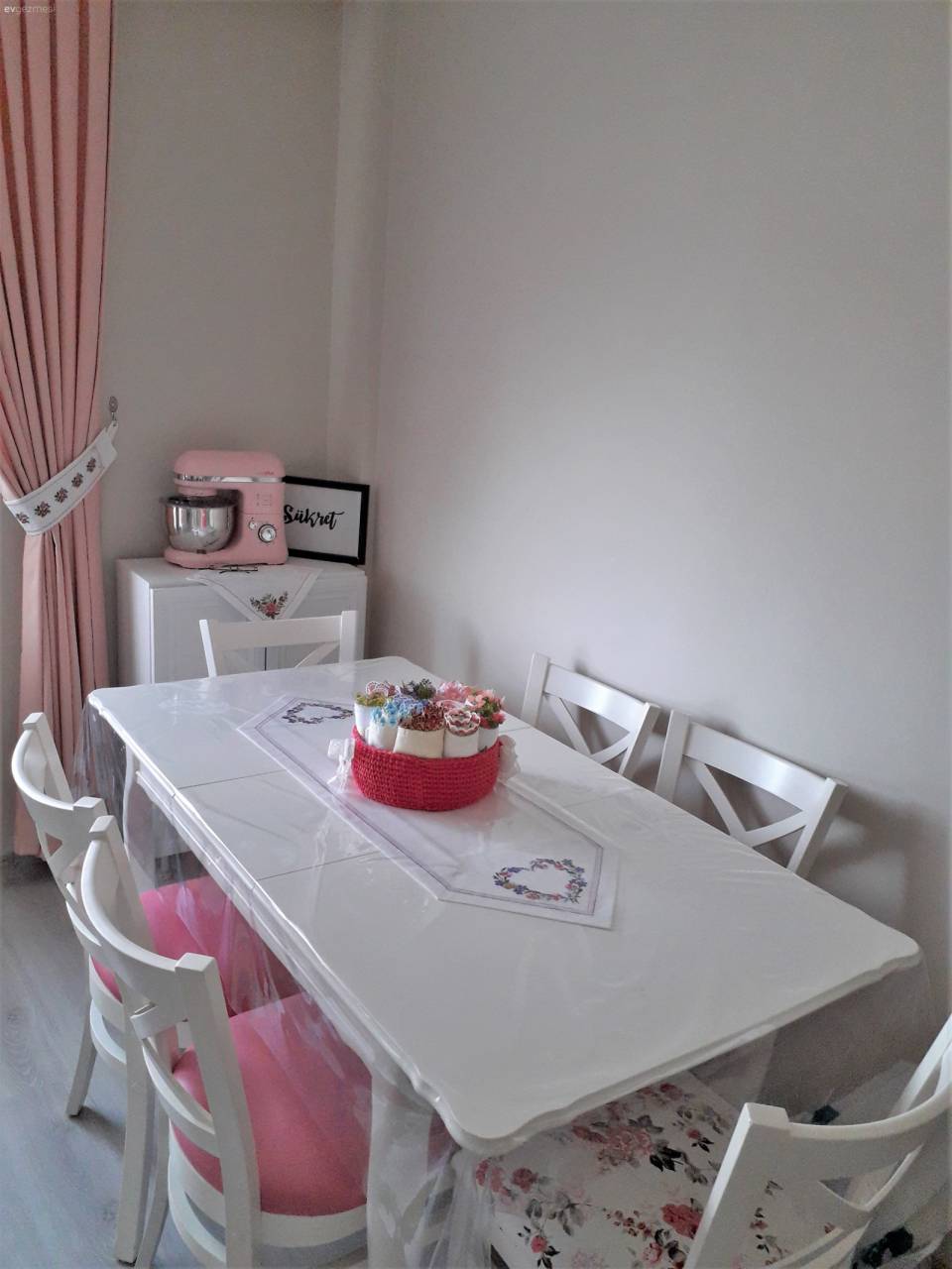 Ev Gezmesi: Çiçek Desenleri ve Nakışlarıyla Sıcacık Bir Mutfak