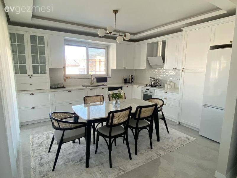 Büyük Masası ve Hazeran Sandalyeleri ile Davetkâr Ortam Sunan Mutfak!