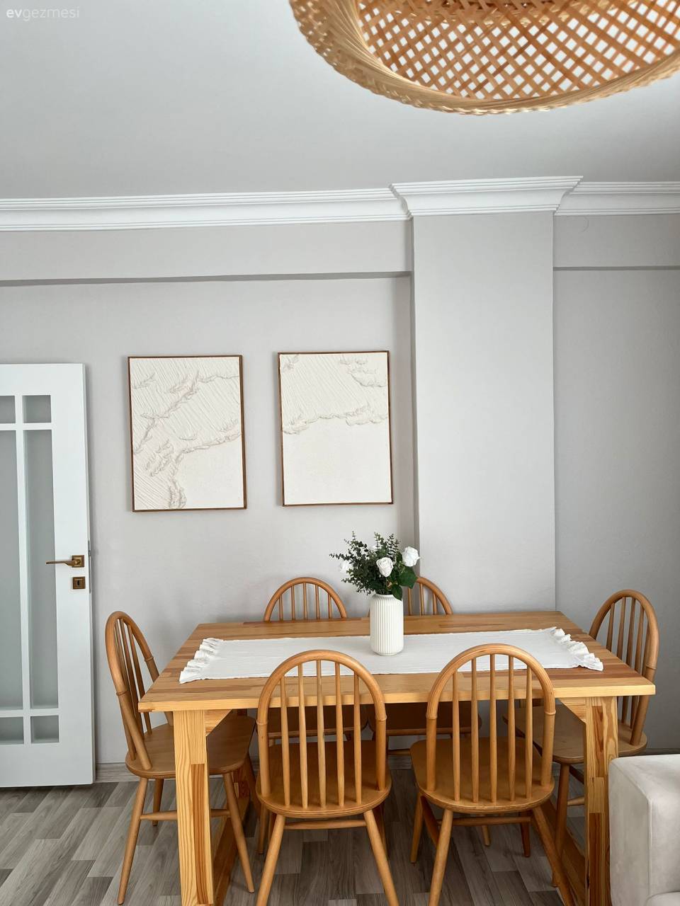 Beyaz ve Ahşap Birlikteliği Bu Evin Temel Kriteri