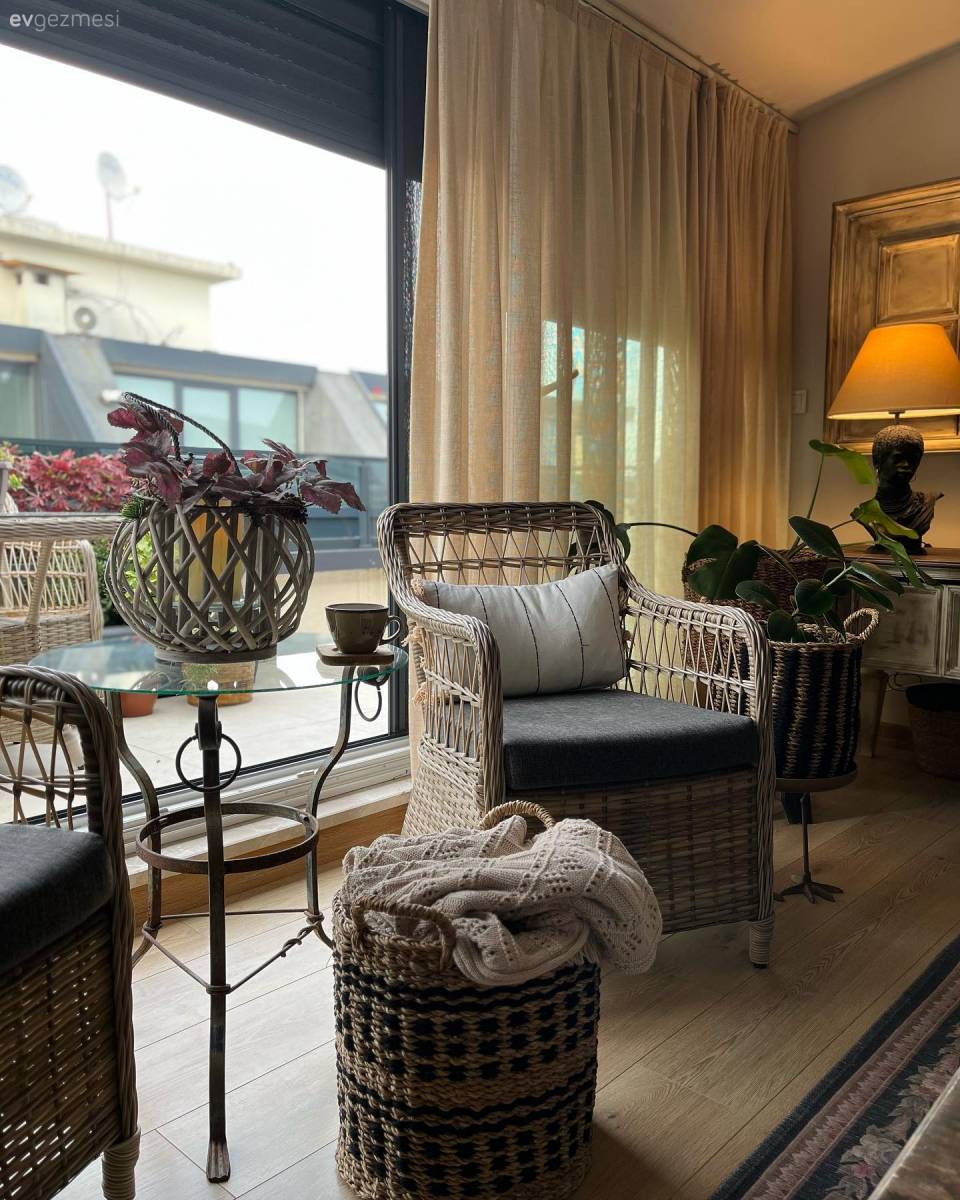 Bordo Duvarlı Bu Evde Zarif Tamamlayıcılar Ön Planda