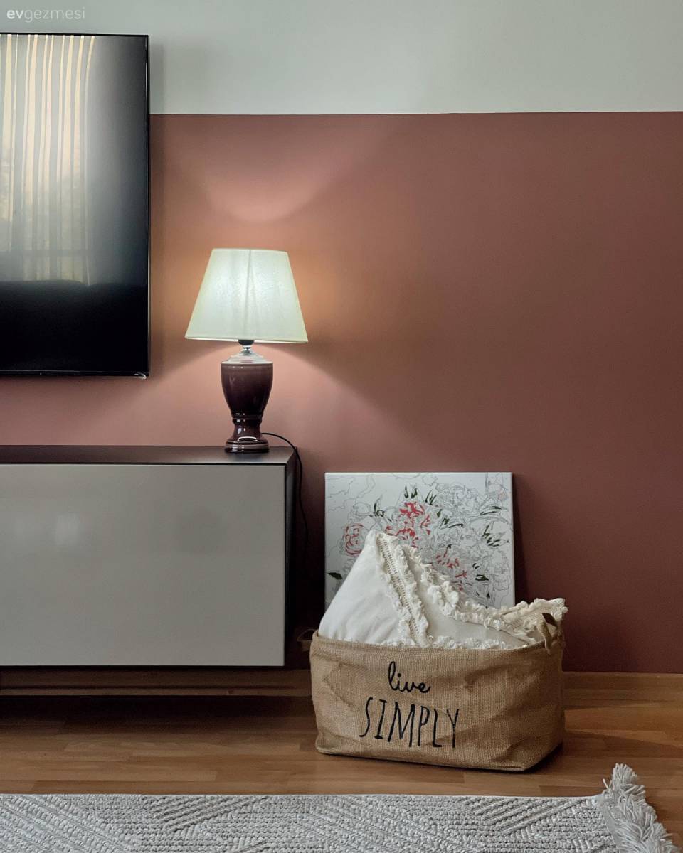 Bu Modern Dekorda Cazibe Noktası Televizyon Arkasındaki Duvar!