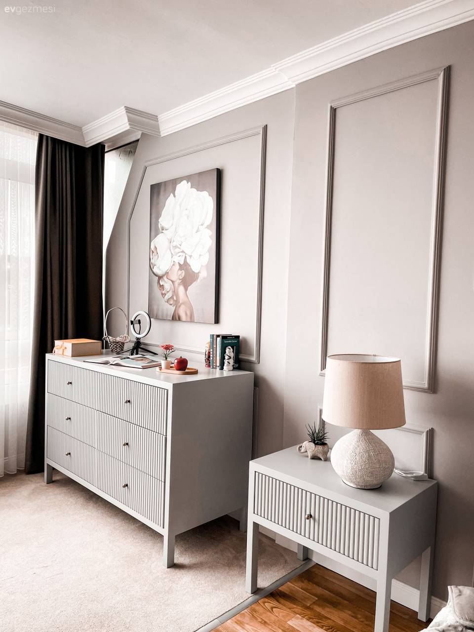 Bu Uyumlu Evde Duvarların Boş Durmasına Göz Yumulmamış