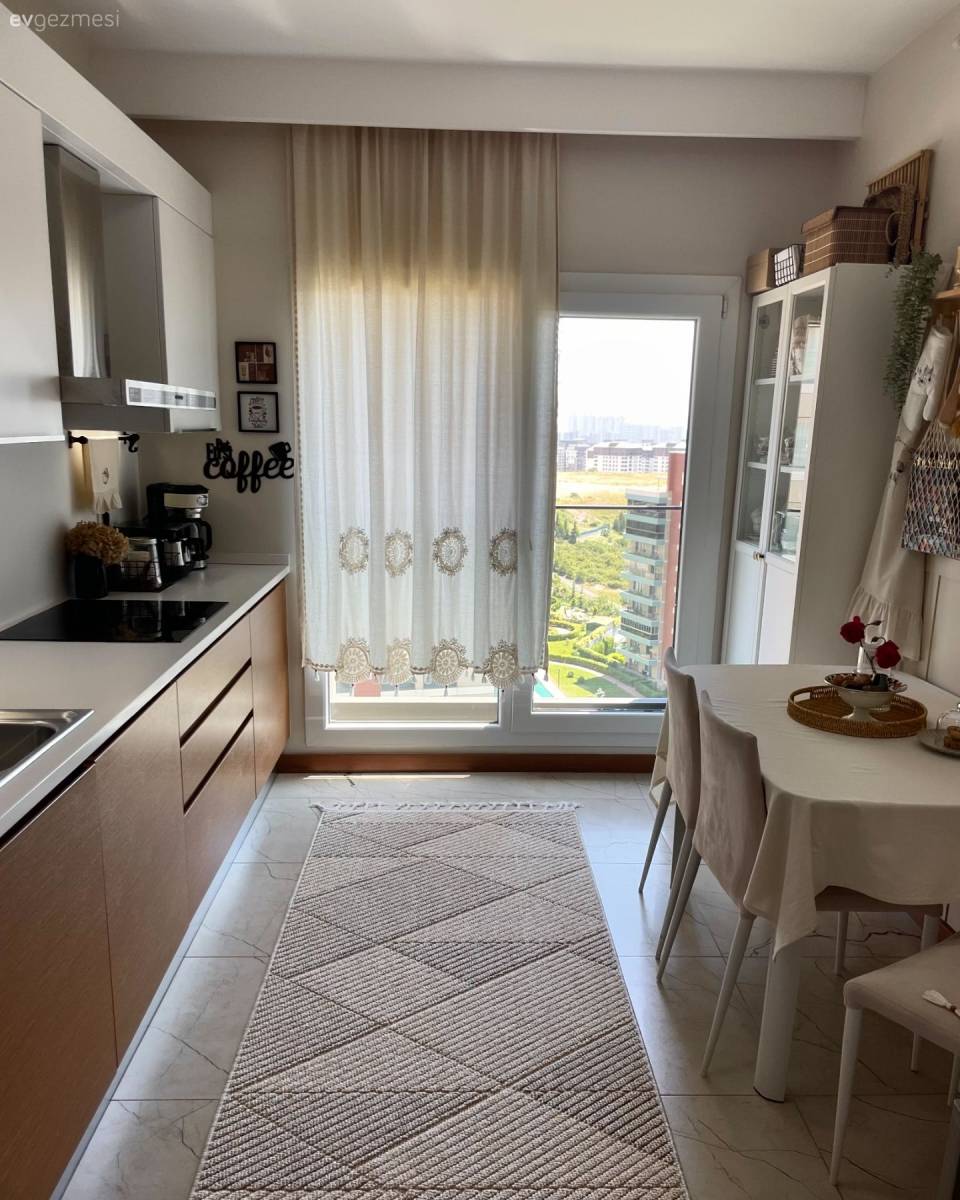 Ev Gezmesi: Duvar Tabaklarının Zarafetini Örneklendiren Bir Mutfak!