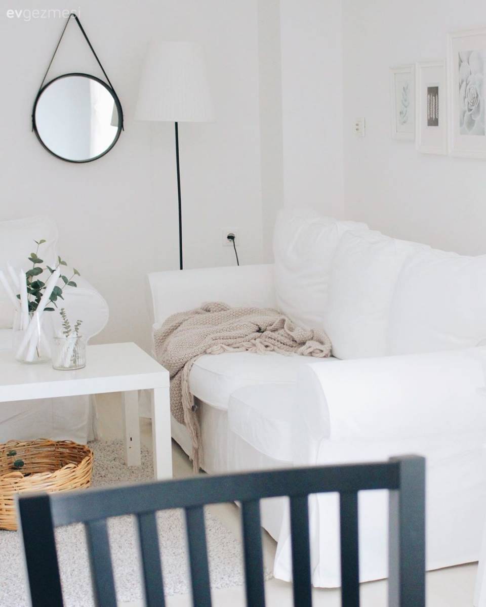 Nil Yeşili ve Beyaz Uyumu: Serin Esintiler Hissettiren Bir Dekor