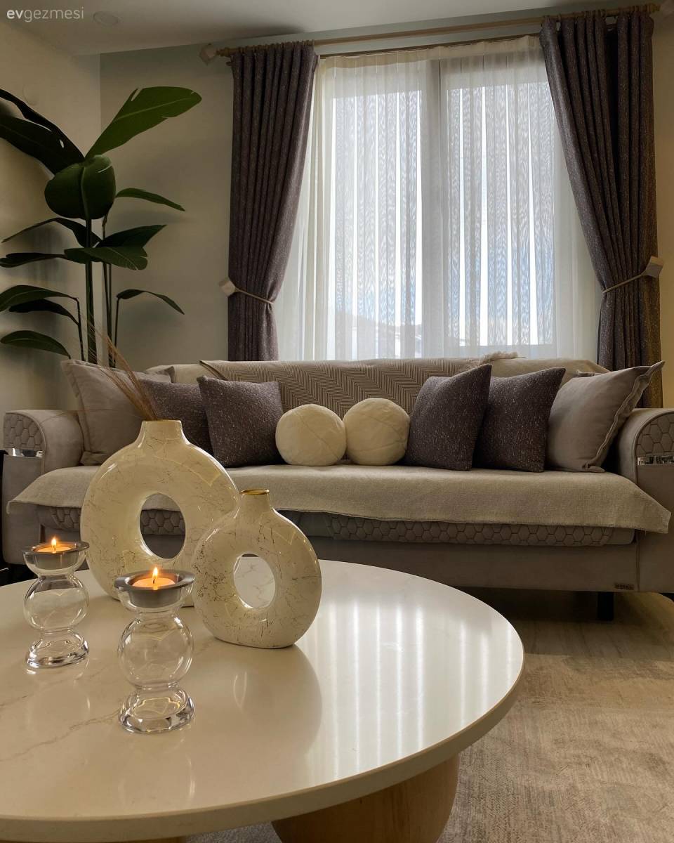 İstanbul'daki İki Katlı Bu Evde Duvarlar Odak Noktası