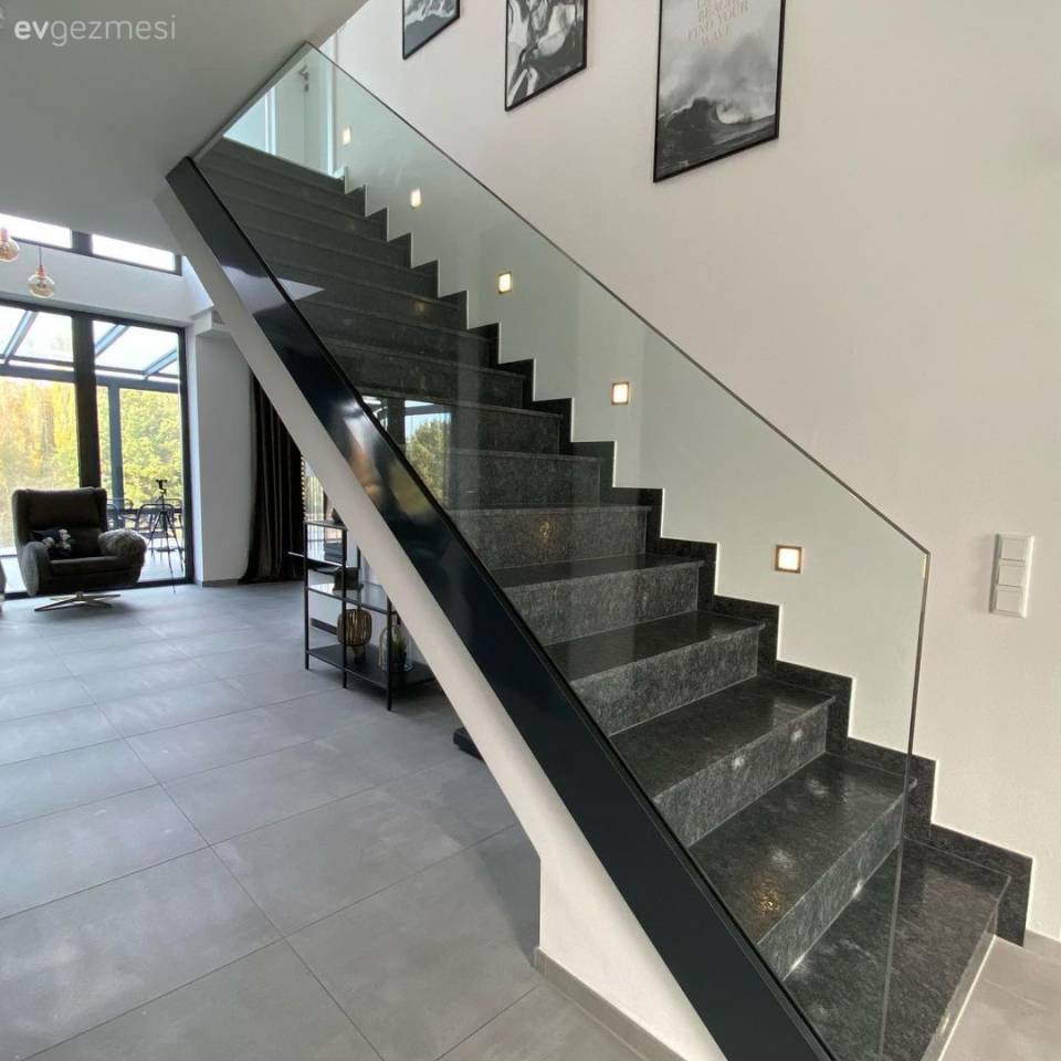 Ev Gezmesi: İddialı Girişiyle Misafirlerine Merhaba Diyen Bir Ev