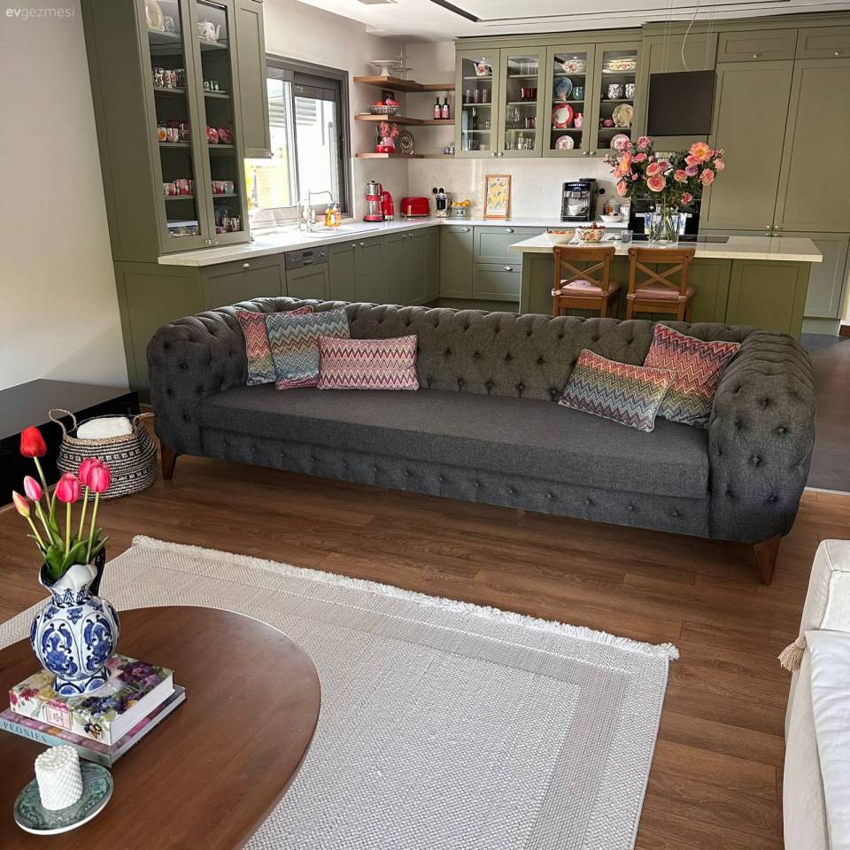 Çiçeklerle Donatılmış Bu İzmir Evi Detaylarıyla Görsel Şölen Sunuyor!