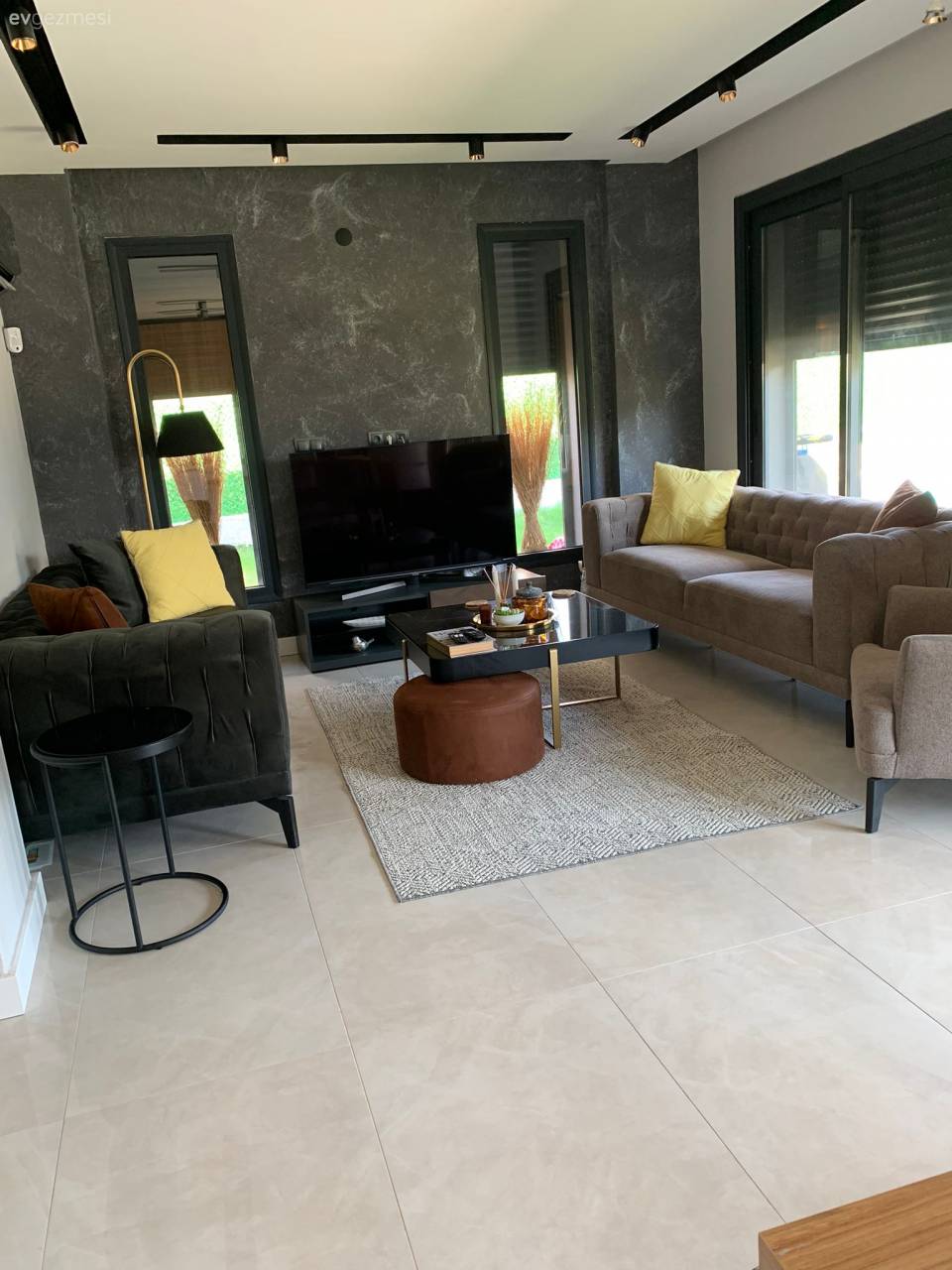 Kuşadası'ndaki Bu Evde Doğal Materyaller Koyu Pigmentlerle Buluşmuş