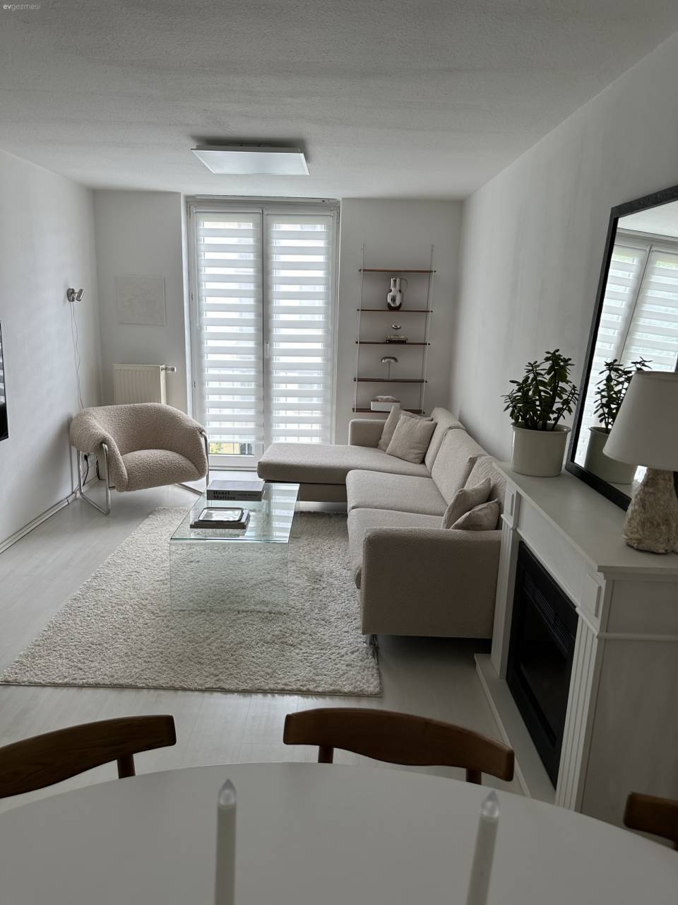 Yuvarlak Masanın Etkisiyle Daha Samimi Görünen İskandinav Bir Dekor!