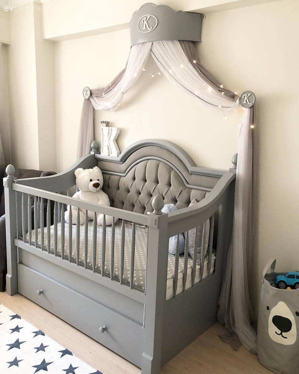 Bu Evde Metalik Işıltılar İddialı Renklerle Buluşmuş!