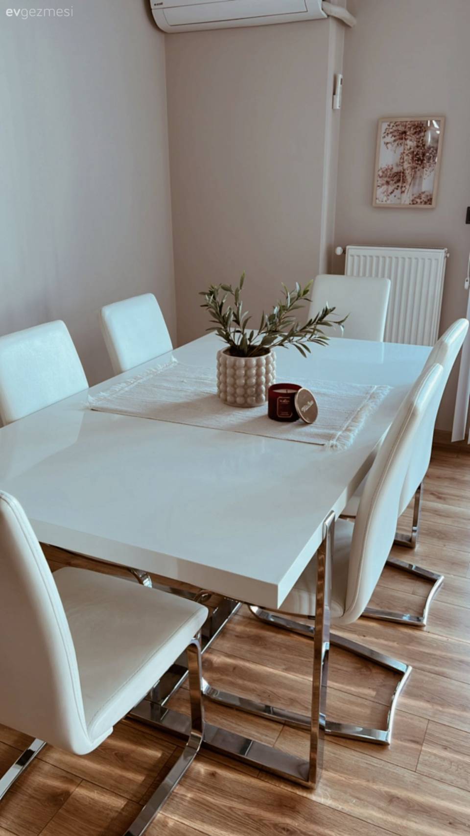 Dikey Jaluzilerle Gün Işığını Selamlayan İstanbul Evi