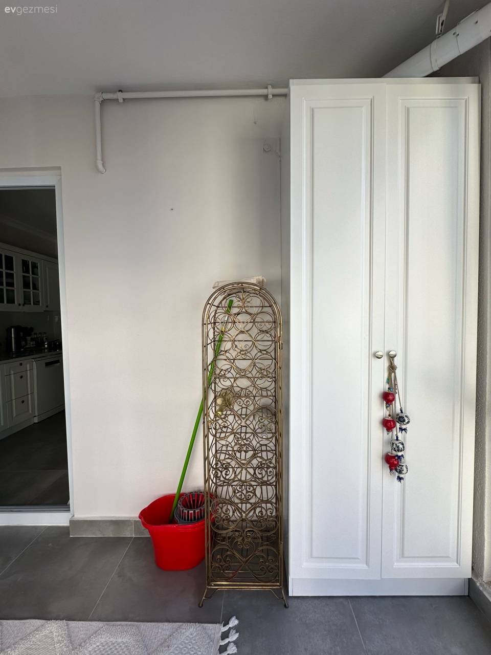 Bu Antalya Balkonu Çok Amaçlı Dolabıyla Dikkat Çekiyor