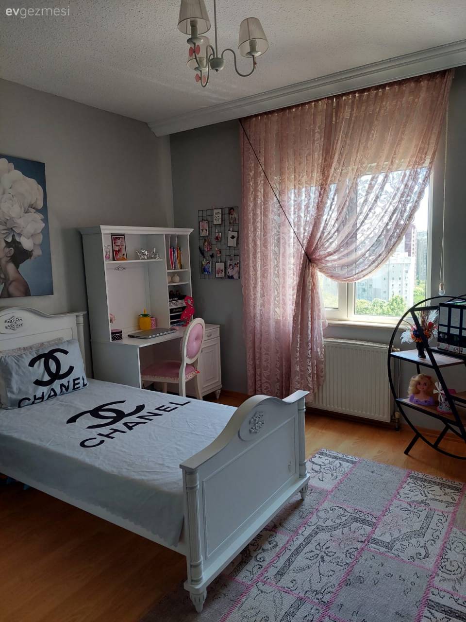 Bu İstanbul Evinde Uyumlu Renkler Işıltılarla Hareket Kazanmış