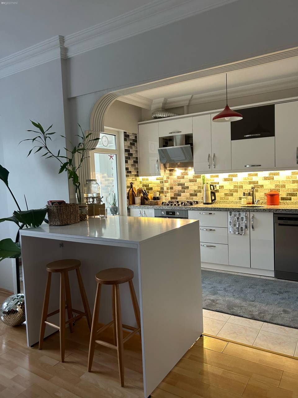 Mavi Duvarıyla Selam Veren Bu Ev Alışılmadık Detayları Pek Seviyor!