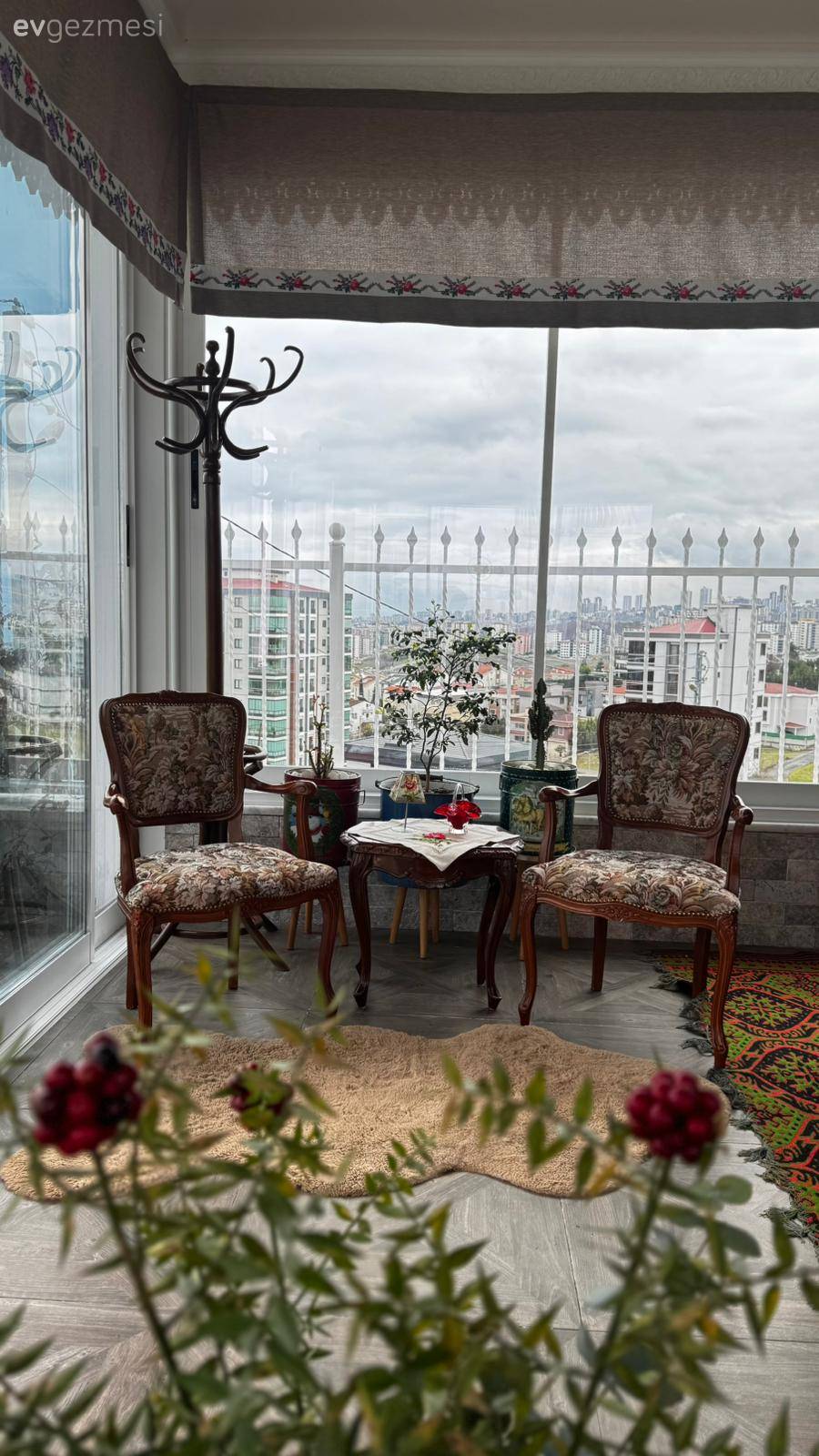 Bu Nostaljik Kış Bahçesinde Her Şey Cesurca Kullanılmış