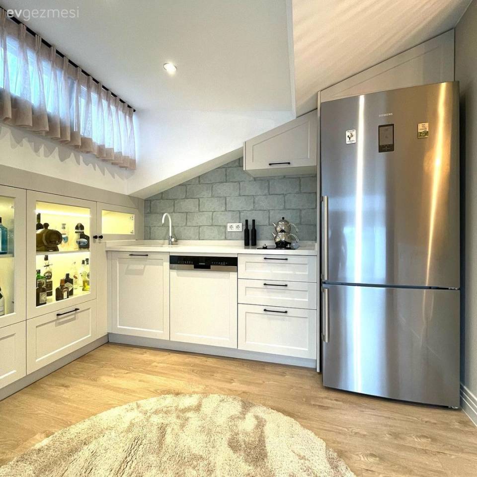 Acıbadem'deki Bu Fonksiyonel Çatı Katı Ayrı Bir Ev Büyüklüğünde