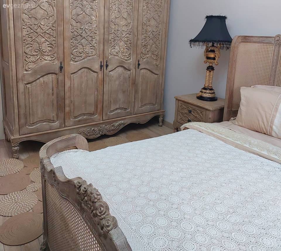 Bu Yatak Odasında Oymalı Ahşaplar Nakış Gibi İşlenmiş