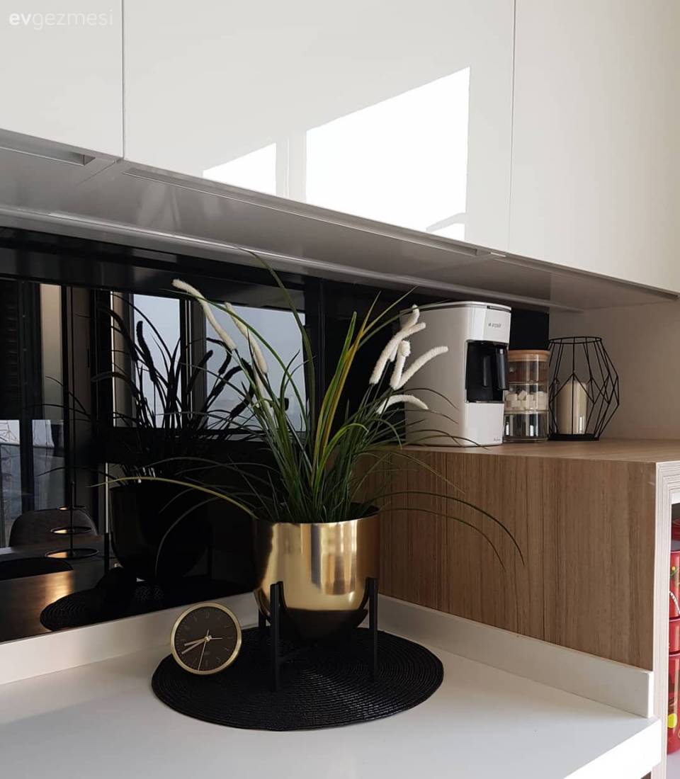 İddialı Renkler ve Mimari Detaylar Bu Dekora Çok Yakışmış!