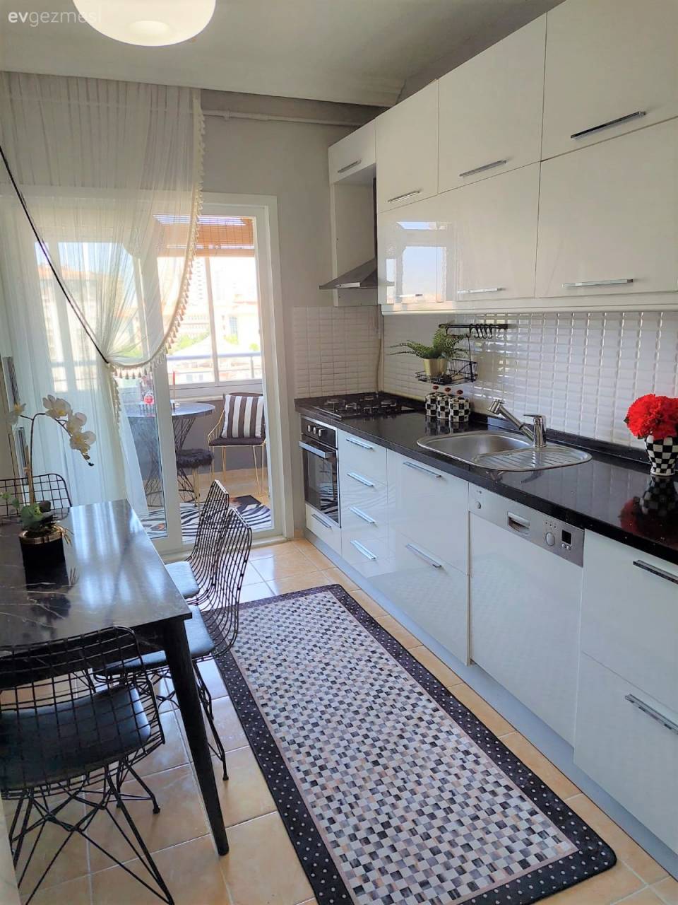 Bu İstanbul Evinde Uyumlu Renkler Işıltılarla Hareket Kazanmış