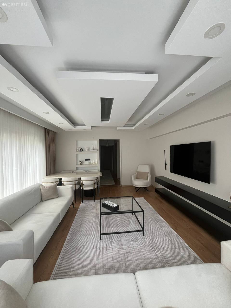 Bu Dikdörtgen Salon Modern Mobilyalarla Şekillenmiş