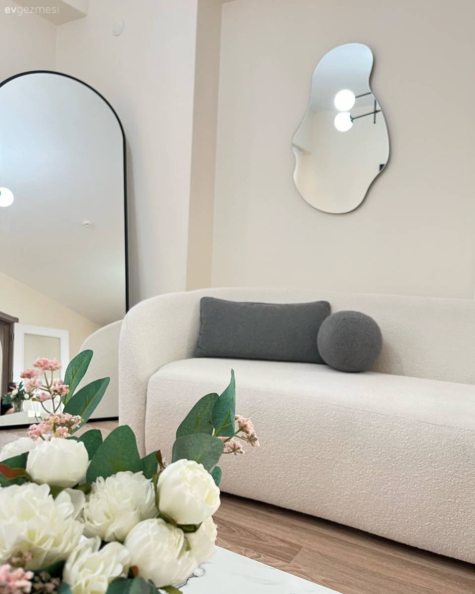 Bu Minimalist Dekorda Teddy Koltukların Görevi Alana Samimiyet Katmak!