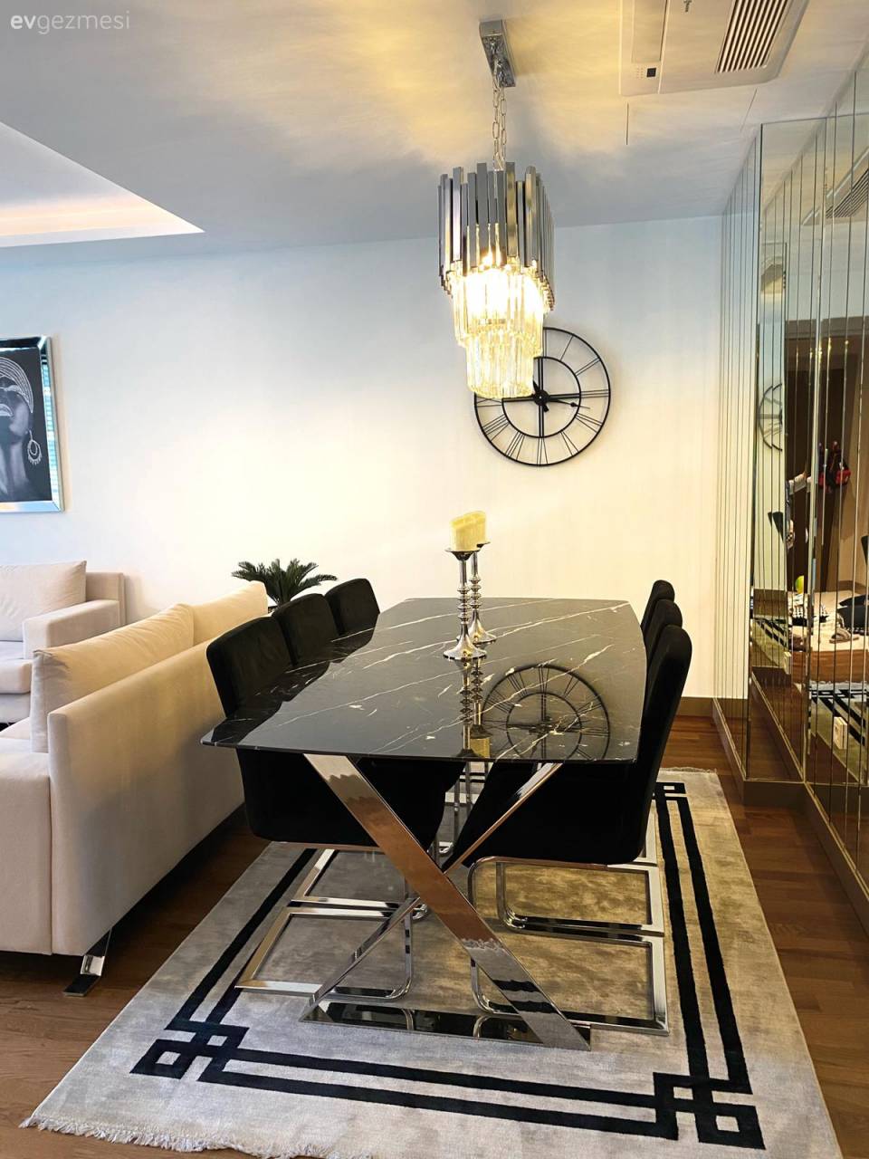 Ev Gezmesi: İzmir'den Siyahları Çok Seven İddialı Bir Ev